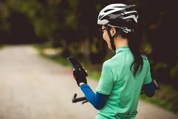 Radfahrer Nutzen Smartphone Zur Navigation Beim Mountainbiken Auf Waldweg — Stockfoto