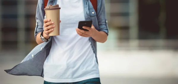 Gente Usa Teléfono Móvil Caminando Con Taza Café Mano —  Fotos de Stock