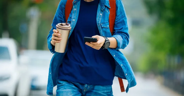 Menschen Nutzen Handy Beim Gehen Mit Kaffeetasse Der Hand — Stockfoto