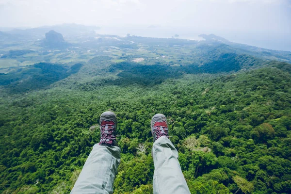 Успешный Турист Наслаждается Видом Вершину Скалы — стоковое фото