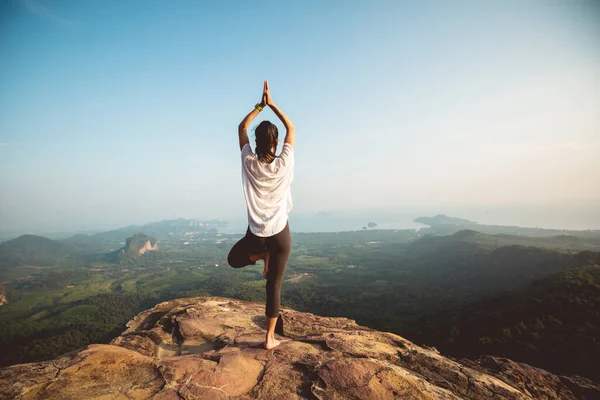 Jeune Femme Liberté Les Bras Ouverts Sur Sommet Montagne — Photo