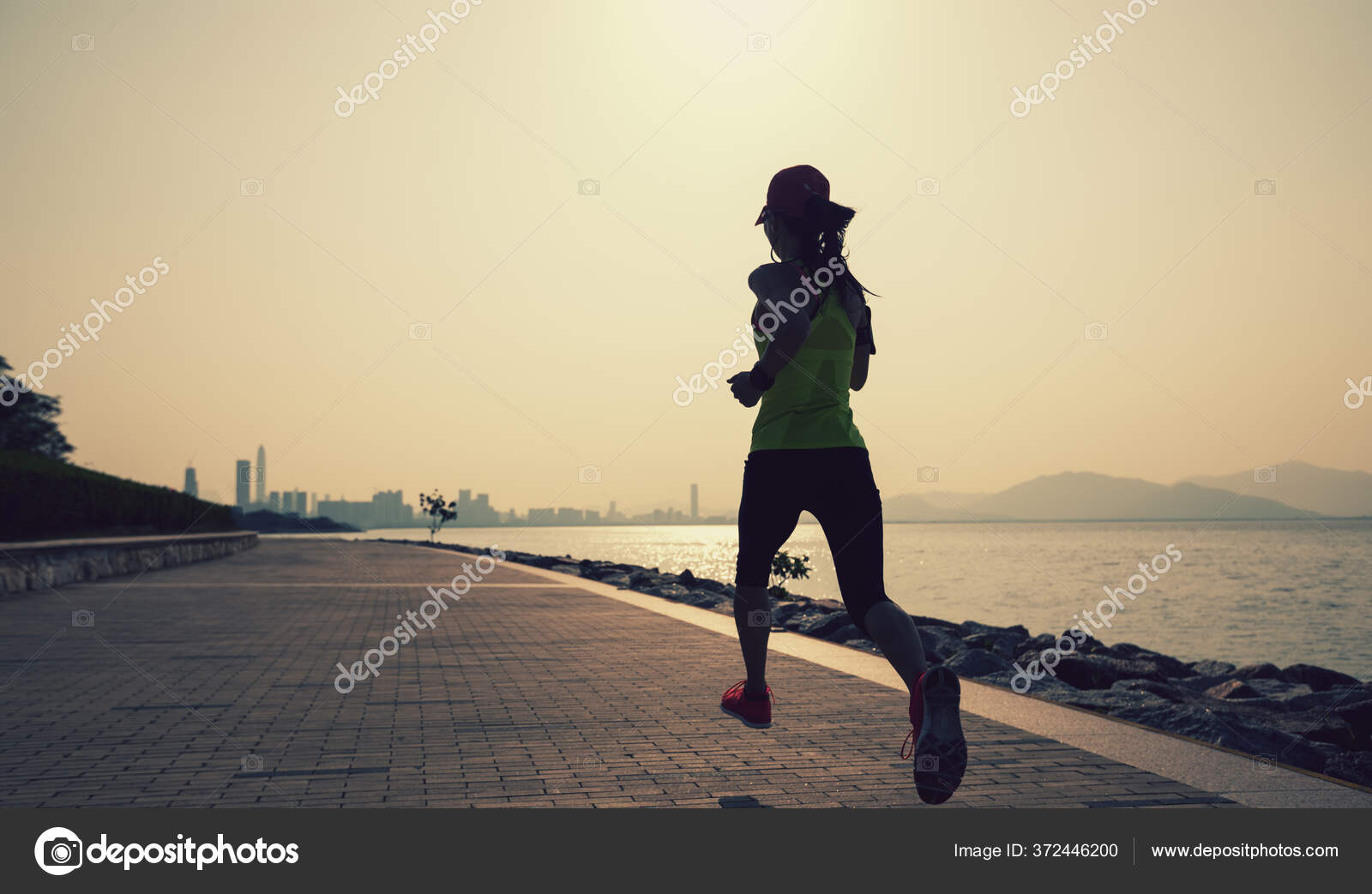 Fitness Mujer Corriendo Entrenamiento Para Maratón En El Sendero De La  Costa Soleada Foto de stock y más banco de imágenes de Correr - iStock