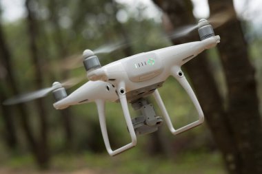 Bahar dağlarında uçan kameralı beyaz dron