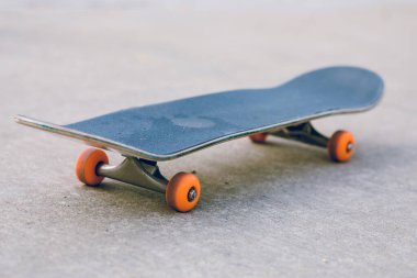 Kaykay açık havada sürmeye hazır.