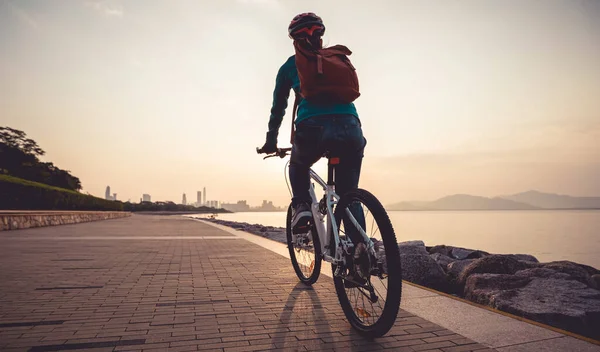 Pengendara Sepeda Mengendarai Sepeda Gunung Pantai Matahari Terbit — Stok Foto