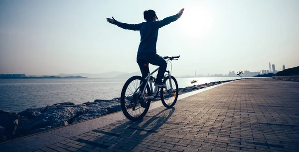 Female Cyclist Hands Free Cycling Riding Bike Arms Outstretched Coasts — Stock Photo, Image