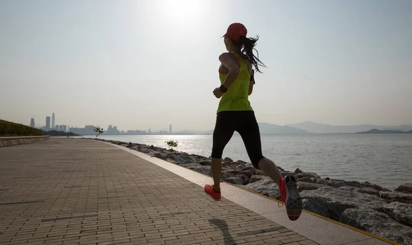 Fitness Kvinna Kör Träning För Maraton Solig Kust Spår — Stockfoto