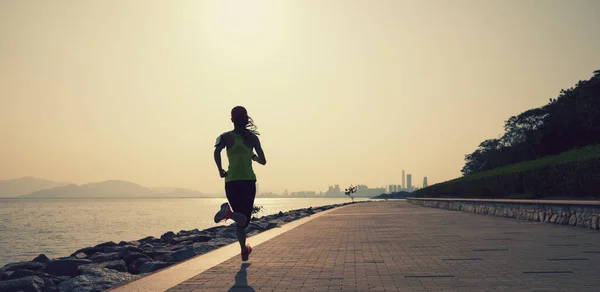 Fitness Žena Běží Trénink Maraton Slunné Pobřeží Stezka — Stock fotografie