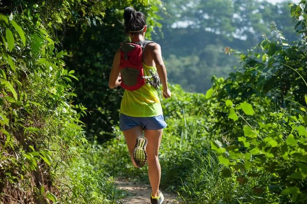 年轻女子径赛选手在日出热带森林中奔跑 — 图库照片