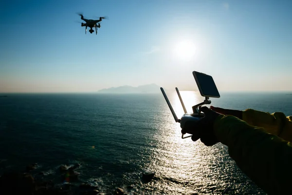 Silhouet Van Afstandsbediening Een Vliegende Drone Die Foto Zonsopgang Zee — Stockfoto