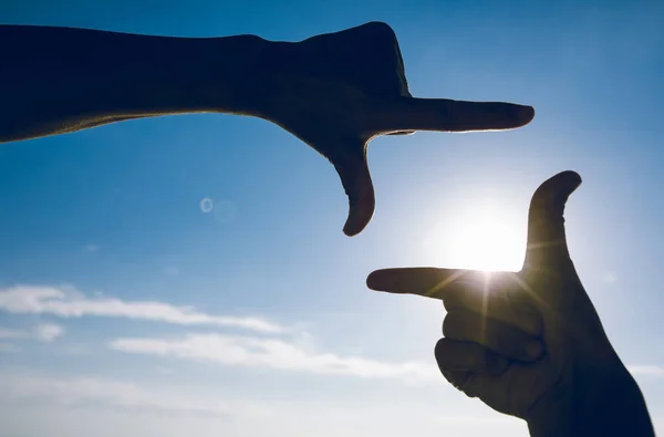 Segurando Mãos Uma Forma Quadro Contra Céu Nascer Sol — Fotografia de Stock