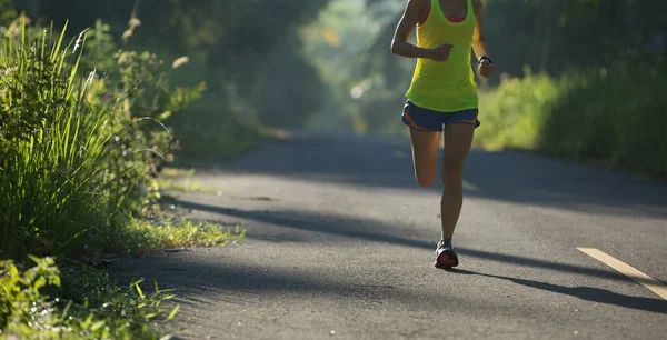 Jovem Mulher Fitness Correndo Trilha Floresta Tropical Manhã — Fotografia de Stock