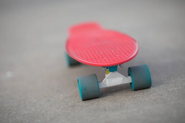 Rood Skateboard Klaar Buiten Rijden — Stockfoto