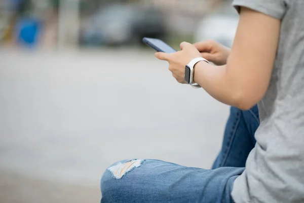 Menschen Die Ihr Smartphone Morgens Freien Benutzen — Stockfoto