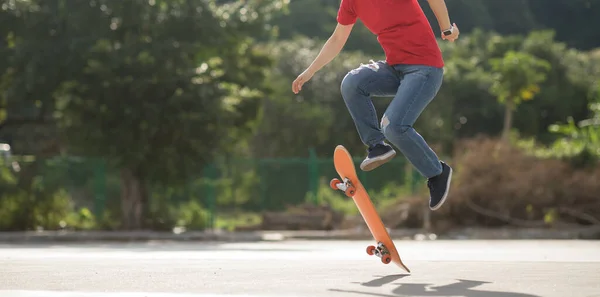 Skateboardista Skateboarding Dělat Triky Venku — Stock fotografie