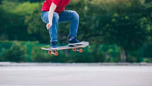 スケートボーダースケートボードや屋外でトリックを行う — ストック写真