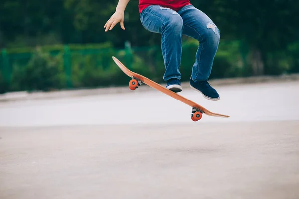 Skateboarder Gördeszka Csinál Trükkök Szabadban — Stock Fotó