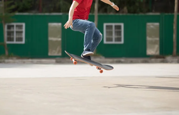 Skateboarder Skateboarding Και Κάνει Κόλπα Εξωτερικούς Χώρους — Φωτογραφία Αρχείου