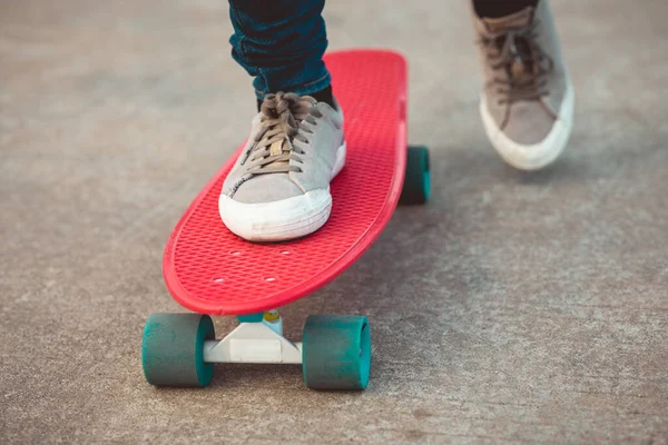 Skateboarder Skateboarding Και Κάνει Κόλπα Εξωτερικούς Χώρους — Φωτογραφία Αρχείου