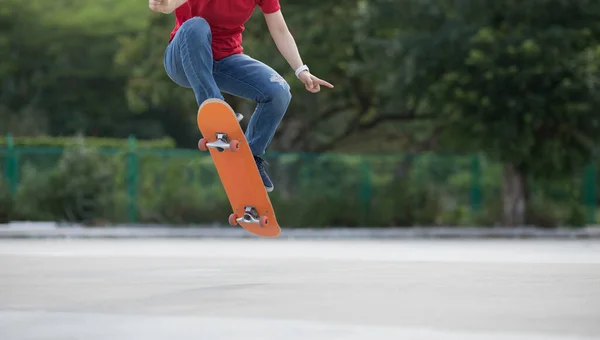 Skateboarder Skate Fazendo Truques Livre — Fotografia de Stock
