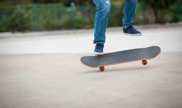 Skateboardista Skateboarding Dělat Triky Venku — Stock fotografie