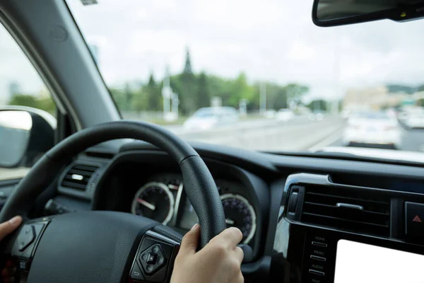 Les Gens Tiennent Volant Tout Conduisant Voiture Sur Route Ville — Photo