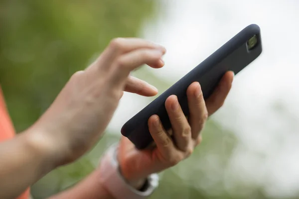 Händer Som Använder Mobiltelefon Vårnaturen — Stockfoto