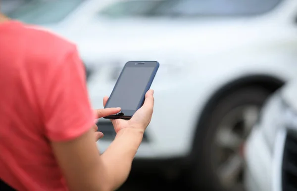 Žena Pomocí Smartphone Venkovním Parkovišti — Stock fotografie