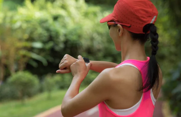 Žena Běžec Nastavit Její Smartwatch Před Spuštěním Stezce Parku — Stock fotografie