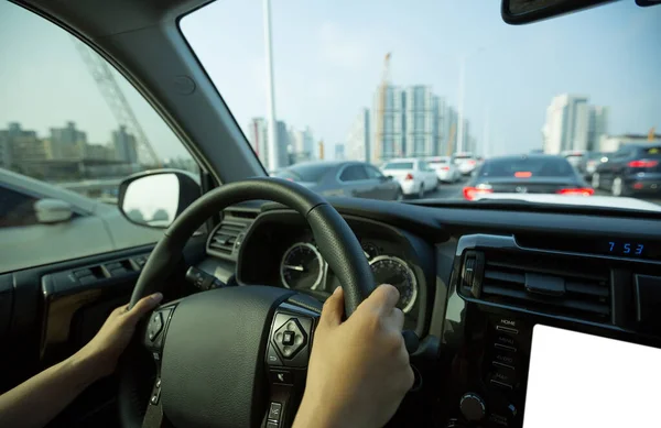 Pessoas Mãos Segurando Volante Enquanto Dirige Carro Estrada Cidade — Fotografia de Stock