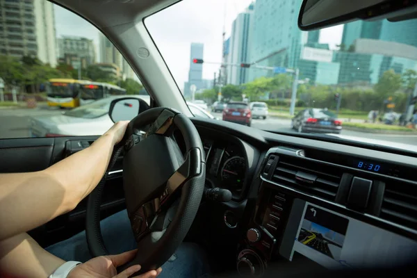 Pessoas Mãos Segurando Volante Enquanto Dirige Carro Estrada Cidade — Fotografia de Stock