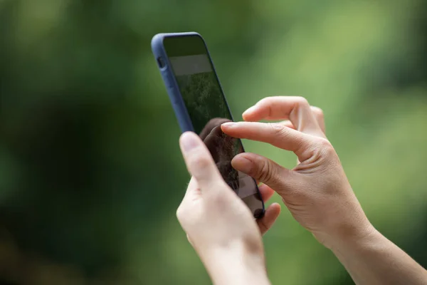 Händerna Använder Mobiltelefon Tar Bild Vår Natur — Stockfoto