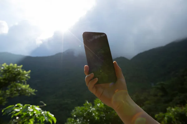 Hand Med Hjälp Mobiltelefon Tar Bild Vår Natur — Stockfoto