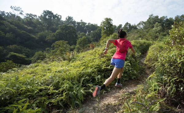 热带森林里跑上山坡的女赛跑选手 — 图库照片