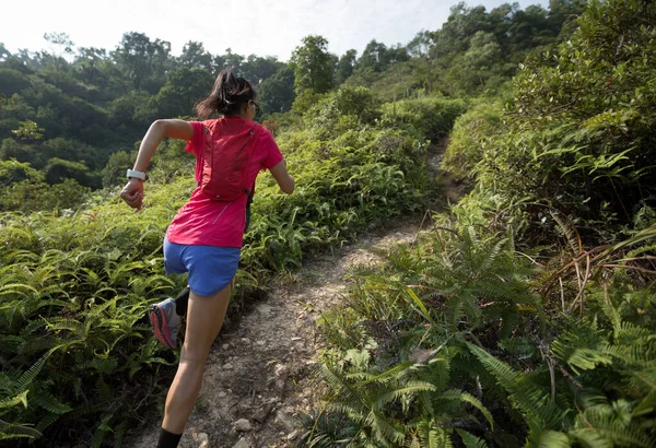 热带森林里跑上山坡的女赛跑选手 — 图库照片
