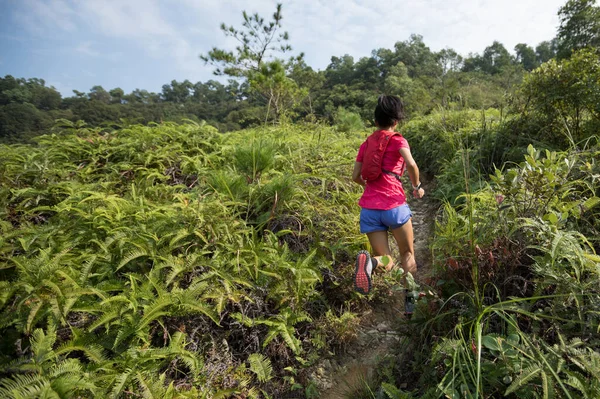 Donna Corridore Sentiero Correndo Sul Pendio Della Montagna Nella Foresta — Foto Stock