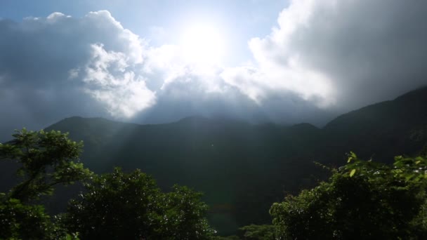 Belas Nuvens Com Luz Solar Montanhas Tropicais Floresta — Vídeo de Stock