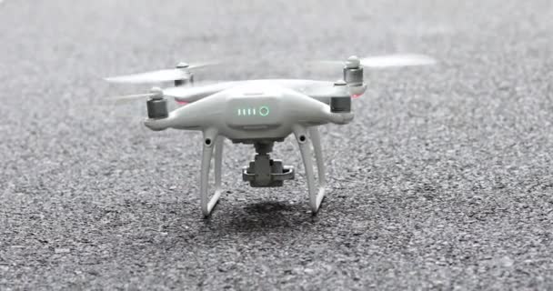 Vliegende Drone Lege Weg Nabij Bos — Stockvideo