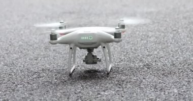 Ormanın yakınındaki boş yolda drone uçurmak