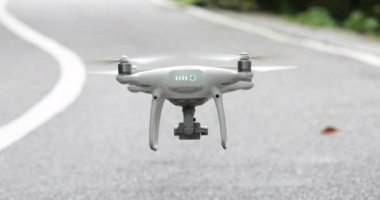 Ormanın yakınındaki boş yolda drone uçurmak
