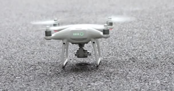 Ormanın Yakınındaki Boş Yolda Drone Uçurmak — Stok video