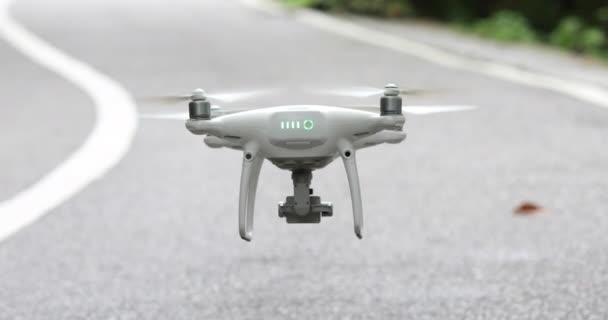 drone volant à la route vide près de la forêt 