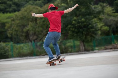 Kaykaycı kaykaycı sabah dışarıda ve numaralar yapıyor.