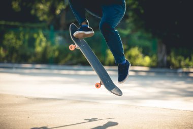 Kaykaycı kaykaycı sabah dışarıda ve numaralar yapıyor.