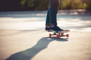 Kaykaycı kaykaycı sabah dışarıda ve numaralar yapıyor.