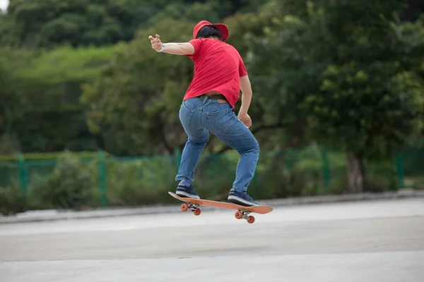 Skateboarder Skateboarding Por Mañana Aire Libre Haciendo Trucos —  Fotos de Stock