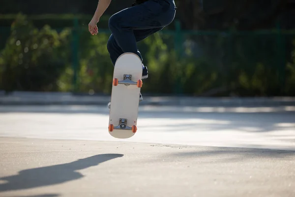 Катание Скейтборде Утрам Открытом Воздухе Выполнение Трюков — стоковое фото