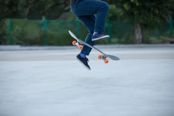 Skateboardåkare Skateboard Morgonen Utomhus Och Gör Tricks — Stockfoto