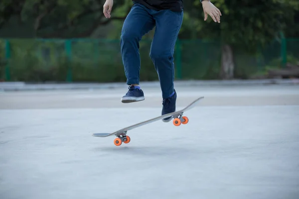 Skateboarder Skateboarding Por Mañana Aire Libre Haciendo Trucos — Foto de Stock