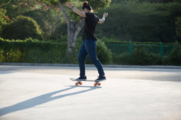 Skateboardista Skateboarding Ráno Venku Dělá Triky — Stock fotografie